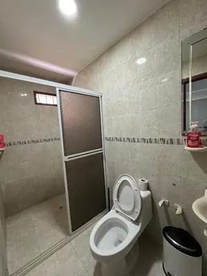 a bathroom with a toilet and a shower and a sink at Cabaña la fortuna in Turbaco