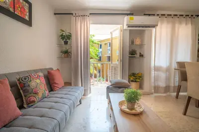 a living room with a couch and a table at San Diego Acogedor Duplex cerca a Bóvedas in Cartagena de Indias