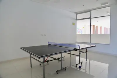 a ping pong table in an empty room at Apartamento en Riomar in Barranquilla