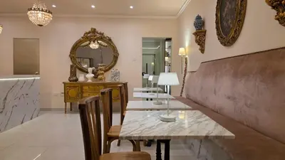 a dining room with a table and a mirror at Hotel Casa La Tablada Aeropuerto in Cartagena de Indias