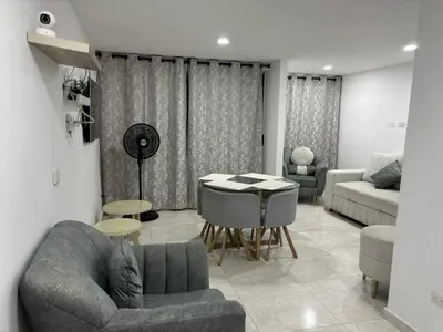 a living room with a couch and a table at Apartamento en Zona Estratégica de Barranquilla in Barranquilla