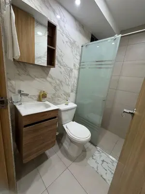 a bathroom with a toilet and a shower and a sink at Apartamento en Zona Estratégica de Barranquilla in Barranquilla
