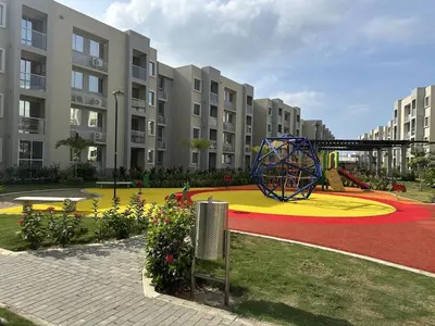 a playground in front of a large apartment complex at Apartamento Familiar cerca del la Playa in Cartagena de Indias