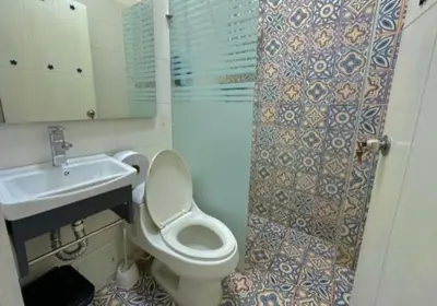 a bathroom with a toilet and a sink and a shower at Hotel Capsula CAPS Cartagena in Cartagena de Indias