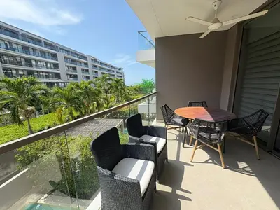 a balcony with a table and chairs and a building at Apt 2 rooms with private beach and ideal pool in Cartagena de Indias