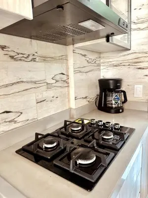 a stove top oven sitting on top of a kitchen counter at Mero Beach - Apartamento frente al mar en Tolú in San Silvestre
