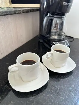 two cups of coffee sitting on top of a counter at Casa2 Duplex AC WiFi Piscina Acceso al mar in San Bernardo del Viento