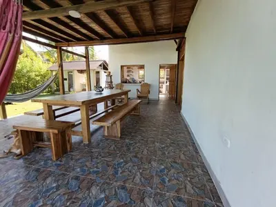 a dining room with a table and benches at Sarao Mar in Moñitos