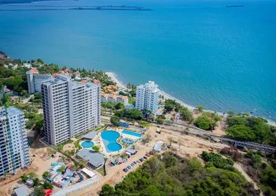 an aerial view of a resort and the ocean at Apto nuevo Frente al Mar con Piscina Wifi cerca aeropuerto in Santa Marta