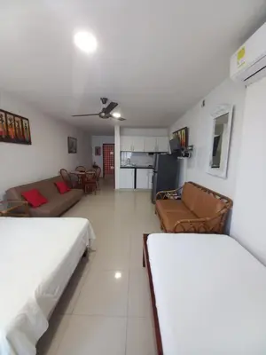 a living room with a couch and a kitchen at Apt Edificio los Delfines Playa in Cartagena de Indias