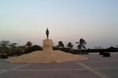 a statue of a man on top of a monument at Apt Edificio los Delfines Playa in Cartagena de Indias