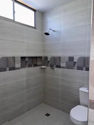 a bathroom with a shower with a toilet and a window at Apartamento familiar en coveñas cerca del mar in Coveñas