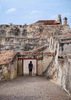 a man walking through a doorway in an old building at Comfortable in the heart of the city! in Estación El Salto
