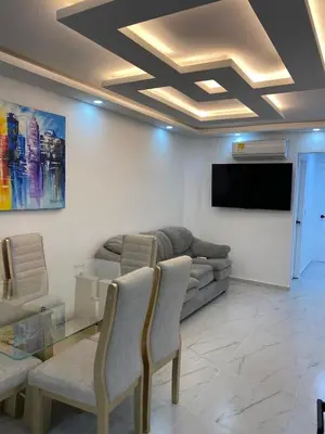 a living room with a couch and a television at Apto de 3 habitaciones cerca del areopuerto de CTG in Cartagena de Indias