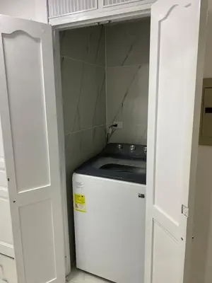 a small kitchen with a washer and dryer at Apto de 3 habitaciones cerca del areopuerto de CTG in Cartagena de Indias