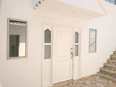 a white room with a white door and stairs at apartamentos amoblados o hotel en Cartagena para arriendo por día desde 330 mil pesos hasta 600 mil mil pesos colombianos in Cartagena de Indias