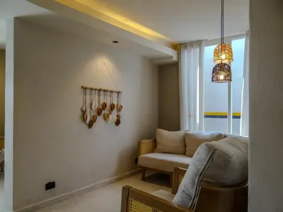 a living room with a couch and a chair at Apto chic con AC 3 hab 2 baños cerca al Mar in Cartagena de Indias