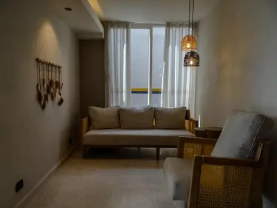 a living room with a couch and a window at Apto chic con AC 3 hab 2 baños cerca al Mar in Cartagena de Indias