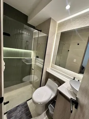 a bathroom with a toilet and a sink and a shower at Apartamento a 5 min del cc Buena Vista in Barranquilla
