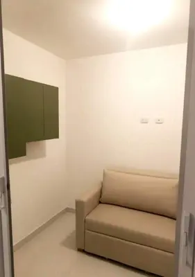 a living room with a couch and a tv at Apartamento para familias cerca de la playa y sitios turísticos in Cartagena de Indias