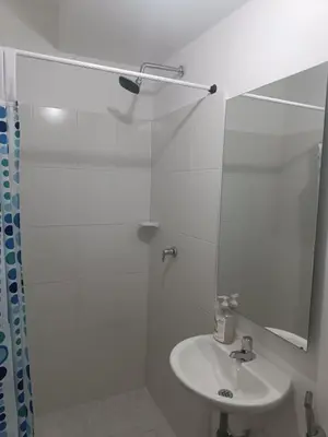 a white bathroom with a sink and a mirror at Apartamento para familias cerca de la playa y sitios turísticos in Cartagena de Indias