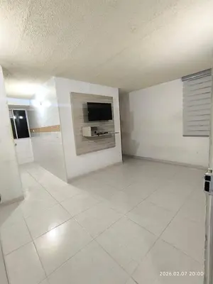 a living room with a television and a tiled floor at Apartamento acogedor y fresco cerca al norte de barranquilla in Barranquilla