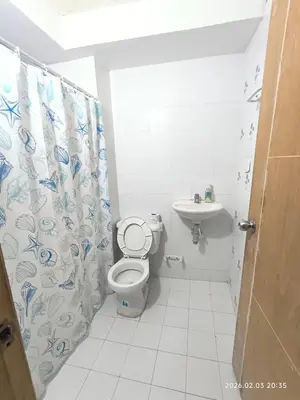 a bathroom with a toilet and a sink at Apartamento acogedor y fresco cerca al norte de barranquilla in Barranquilla