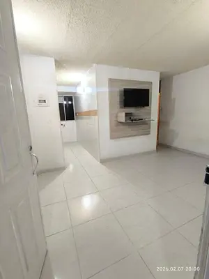 a living room with a television and a tiled floor at Apartamento acogedor y fresco cerca al norte de barranquilla in Barranquilla