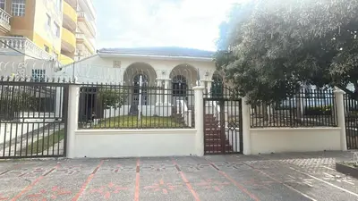 a gate in front of a building at Habitacion con baño en zona de carnaval in Barranquilla