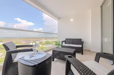 a balcony with a table and chairs with a view at Apartamento Lujoso en Cartagena a pocos pasos del Aeropuerto in Cartagena de Indias