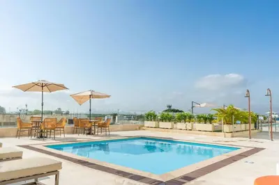 a swimming pool on the roof of a building at Apartamento Lujoso en Cartagena a pocos pasos del Aeropuerto in Cartagena de Indias