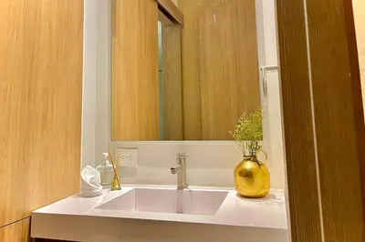 a bathroom with a yellow vase sitting on a sink at 1 Recamara, Laguna, Paddleboard, Gym y Jacuzzi in Cartagena de Indias