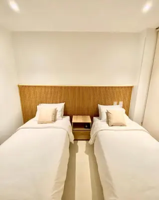two beds sitting next to each other in a room at 1 Recamara, Laguna, Paddleboard, Gym y Jacuzzi in Cartagena de Indias