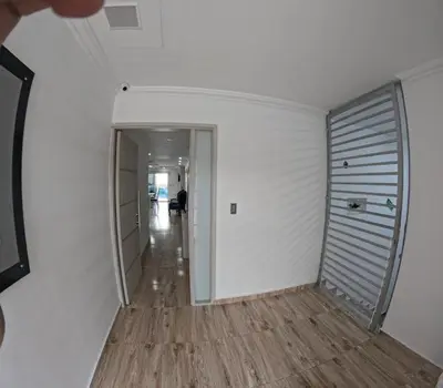 an empty hallway with white walls and wood floors at Apartamento Mirador cerca al Centro Historico in Cartagena de Indias
