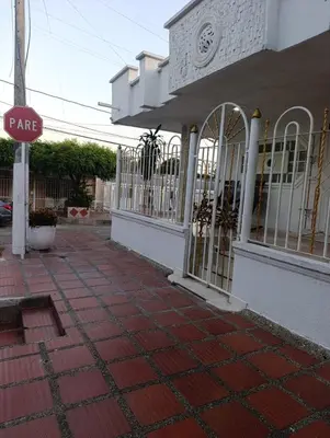 a gate in front of a building with a for sale sign at Salomón el rey in Barranquilla