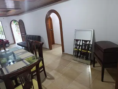 a dining room with a table and chairs and a mirror at Salomón el rey in Barranquilla