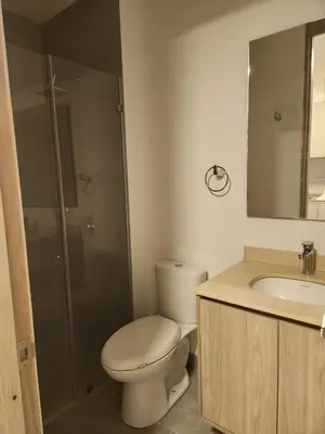 a bathroom with a toilet and a shower and a sink at Apartamento vacacional con acceso al mar in Santa Marta