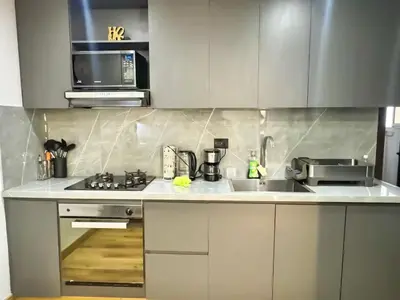 a kitchen with a sink and a microwave at Tu Refugio Perfecto en el Norte de Barranquilla - Cómodo, Moderno y Central in Barranquilla