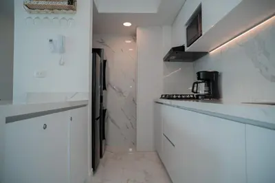 a kitchen with white cabinets and a counter top at Hermoso Apto Vista al Mar Céntrica ubicación in Cartagena de Indias