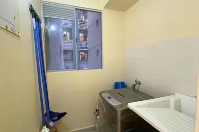 a bathroom with a sink and a washing machine at Apartamento cómodo, ubicación excelente in Barranquilla