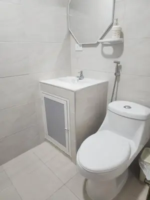 a white bathroom with a toilet and a sink at Capri apartamento in Guayepo