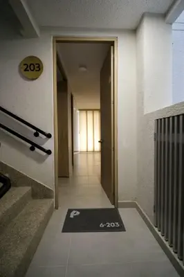 a hallway with a door and a mat on the floor at Praseo in Serena del Mar