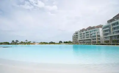 a large swimming pool in front of some apartment buildings at Exclusivo Apartamento en Baia Kristal, Kabo 2 in Cartagena de Indias