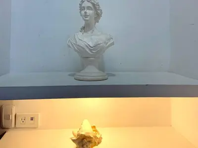 a statue of a bust of a woman sitting on a shelf at Amoblados Cartagena, El Laguito in Cartagena de Indias