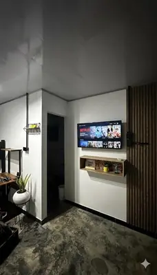 a living room with a television on a wall at Cabaña la Industrial in Coveñas