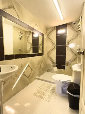 a bathroom with a sink and a toilet and a mirror at Habitaciones CALA Capsulas en Ciudad Jardín, desayuno incluido in Barranquilla