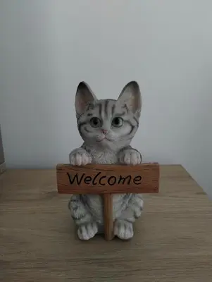 a cat holding a sign that says welcome at New Apartment Frente al Mar, Cerca Getsemani in Cartagena de Indias