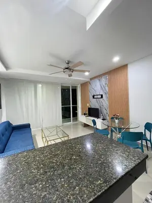 a living room with a blue couch and a table at Lindo & Cómodo Apartamento en La boquilla in Cartagena de Indias