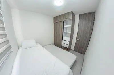 a small room with a bed and a closet at Apartamento cerca al Mar y a el Centro Histórico in Cartagena de Indias