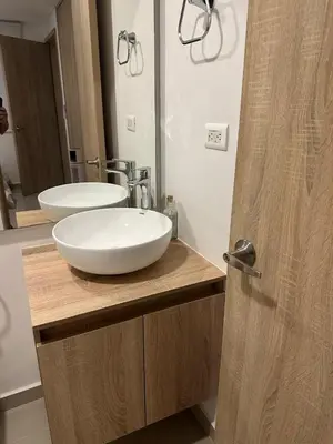 a bathroom with a white sink and a mirror at Espectacular apartamento vista al centro y al Mar in Cartagena de Indias